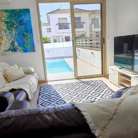 New Premium Seaside Pool Protaras - Pernera